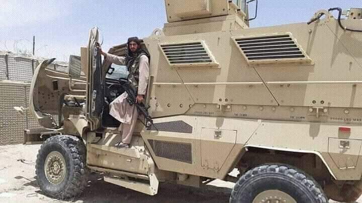 Tálibánci se v Kábulu zmocnili lukrativní vojenské techniky.