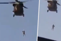 Šokující obrázek z Kandaháru: Tálibánci pod vrtulník zavěsili oběšeného tlumočníka?!