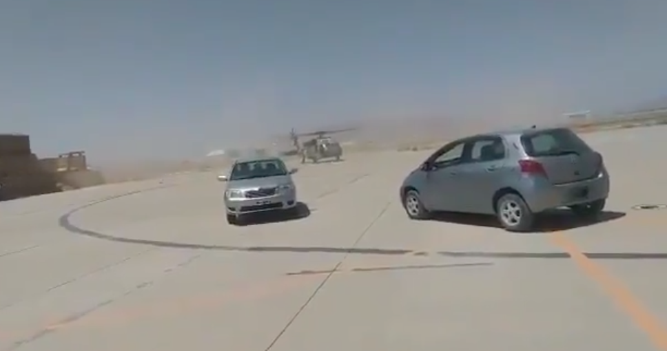Tálibán dál řádí s americkou technikou. Po letišti se prohánějí ve vrtulníku Blackhawk.
