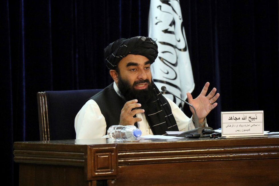 Mluvčí Tálibánu Zabíhulláh Mudžáhid během tiskové konference v afghánském Kábulu (7. 9. 2021)