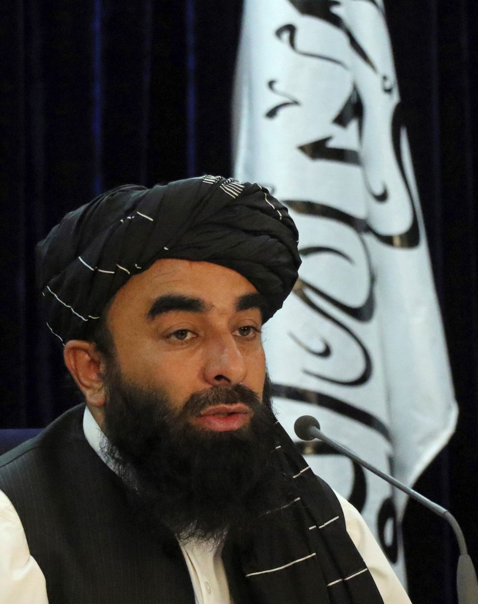 Mluvčí Tálibánu Zabíhulláh Mudžáhid během tiskové konference v afghánském Kábulu (7. 9. 2021)