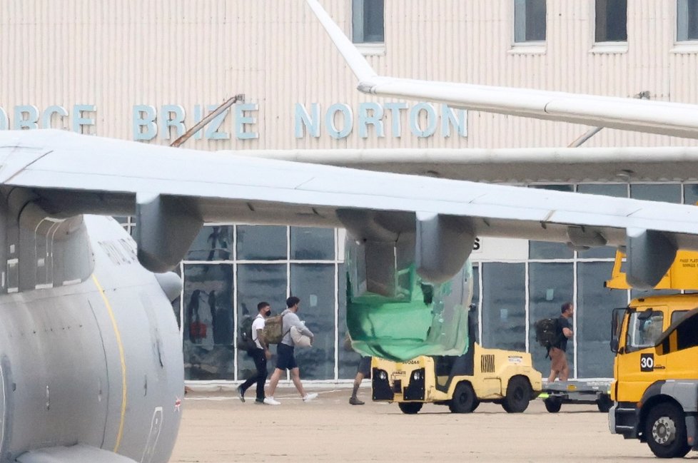 Britské letadlo, které evakuovalo Brity  a jejich spolupracovníky z Kábulu, již přistálo (17. 8. 2021)