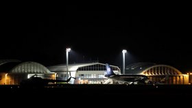Na letišti v pražských Kbelích přistál evakuační letoun z Kábulu s 87 pasažéry (17. 8. 2021)