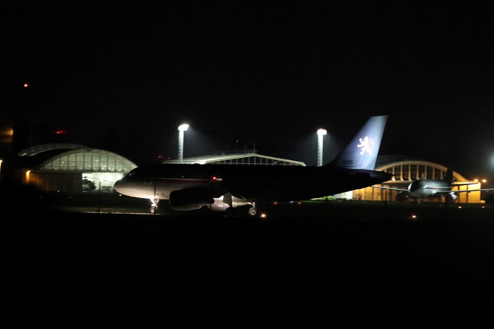 Na pražském letišti v Kbelích přistál druhý evakuační letoun z Kábulu s 87 pasažéry (17. 8. 2021)