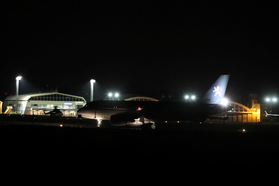 Na pražském letišti v Kbelích přistál druhý evakuační letoun z Kábulu s 87 pasažéry (17. 8. 2021)
