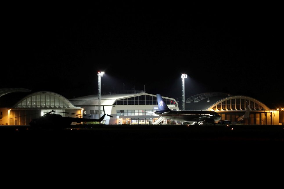 Na letišti v pražských Kbelích přistál evakuační letoun z Kábulu s 87 pasažéry (17. 8. 2021)