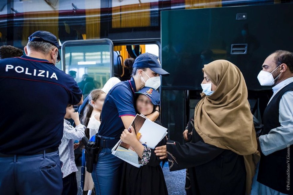 Afghánské děti na letišti v Římě