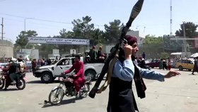 Tálibán zakázal svým bojovníkům lézt lidem do domů a krást jim majetek