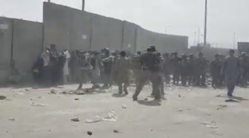 Američtí vojáci brání afgháncům vstupu na letiště (19. 8. 2021)