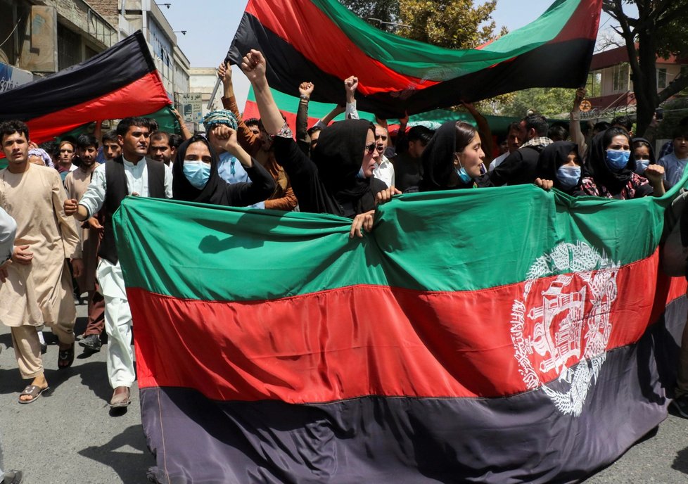 Tálibán ovládl hlavní město Afghanistánu, lidé se zoufale snaží odletět ze země (19. 8. 2021)