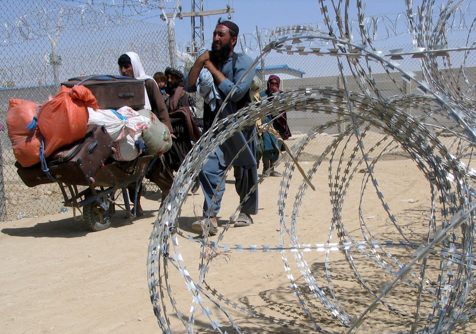 Tálibán ovládl hlavní město Afghánistánu, lidé se zoufale snaží odletět ze země (19. 8. 2021).