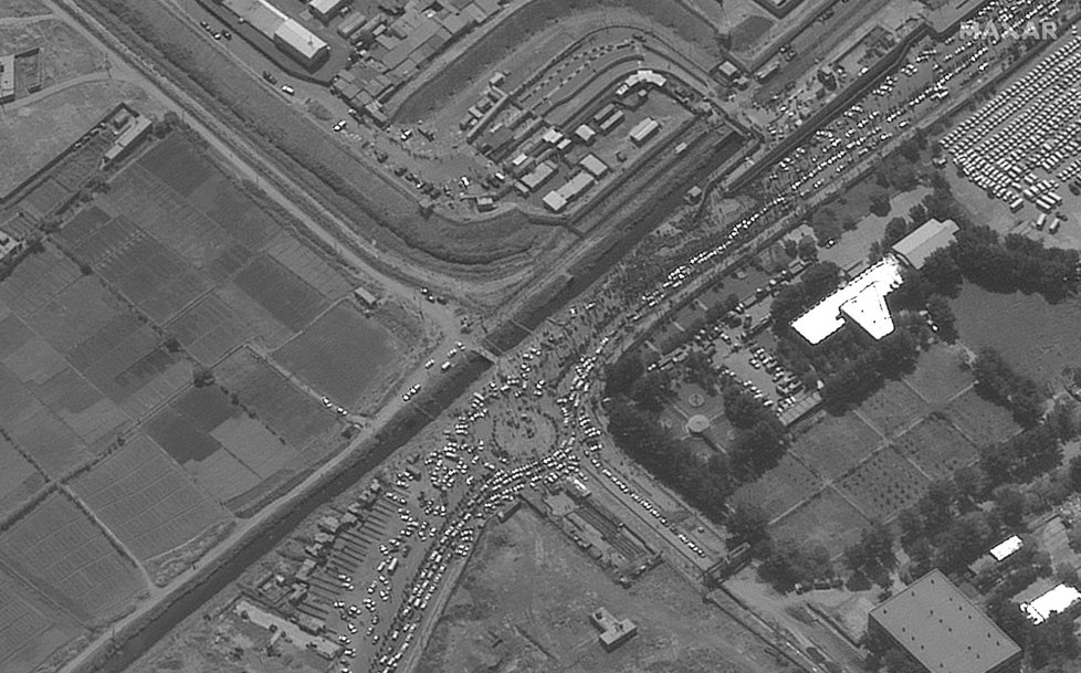 Letecké snímky parkoviště u letiště v Kábulu