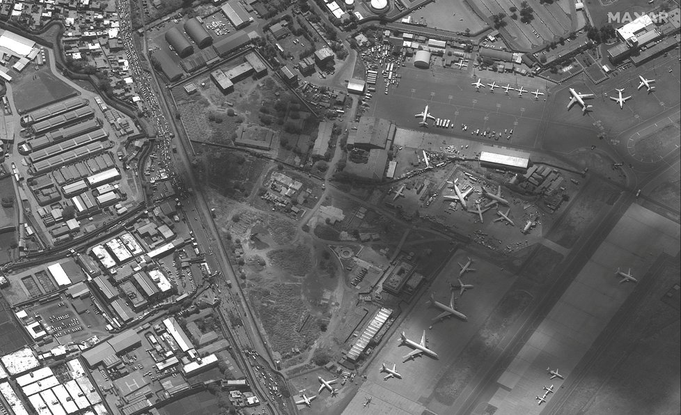 Letecké snímky parkoviště u letiště v Kábulu