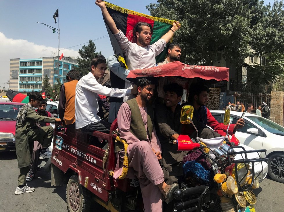 Tálibán ovládl hlavní město Afghanistánu, lidé se zoufale snaží odletět ze země.