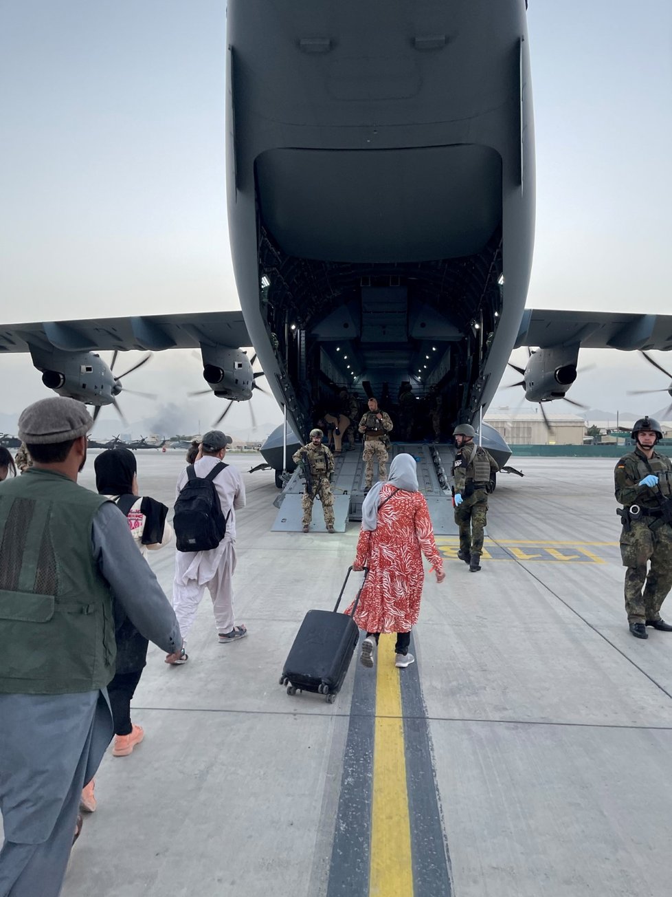 Tálibán ovládl hlavní město Afghanistánu, lidé se zoufale snaží odletět ze země (19. 8. 2021)