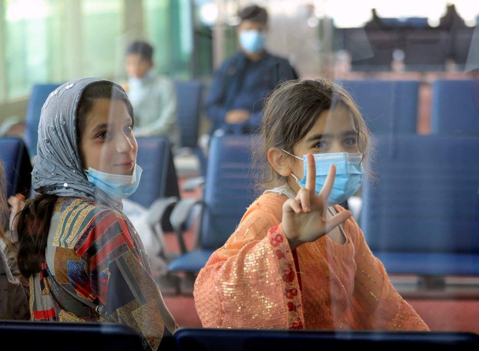 Uprchlíci z Afghánistánu přiletěli do Dubaje (19. 8. 2021).