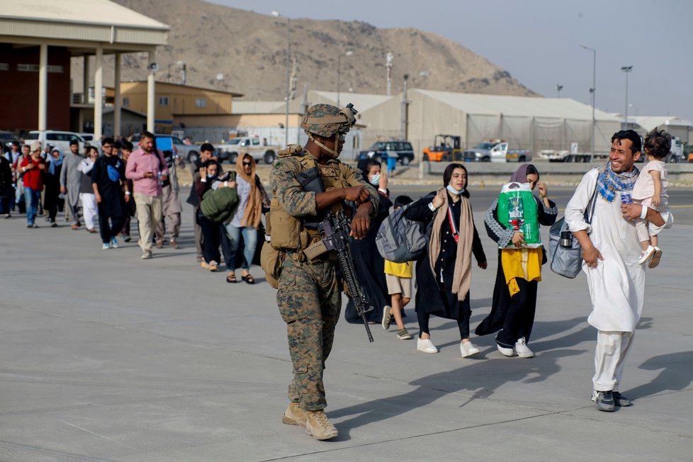 V Kábulu pokračují evakuace za pomoci americké armády (20. 8. 2021)