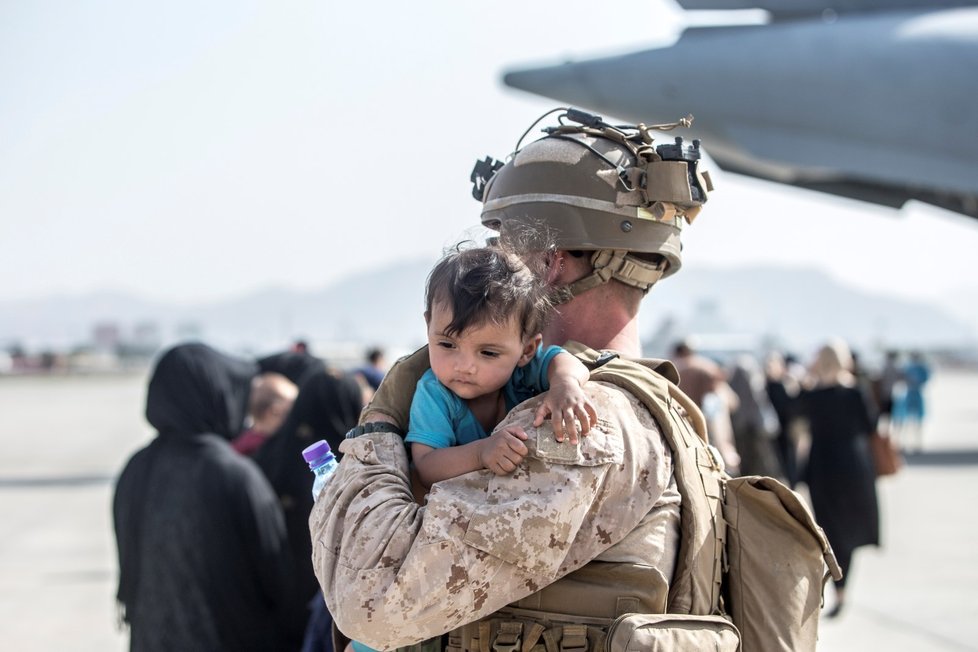 Američtí vojáci pomáhají při evakuačních letech z Kábulu