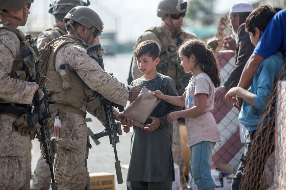 Američtí vojáci pomáhají při evakuačních letech z Kábulu.