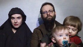 Pár unesený Tálibánem před 4 lety: Žena v zajetí porodila dvě děti, teď prosí vládu o pomoc.