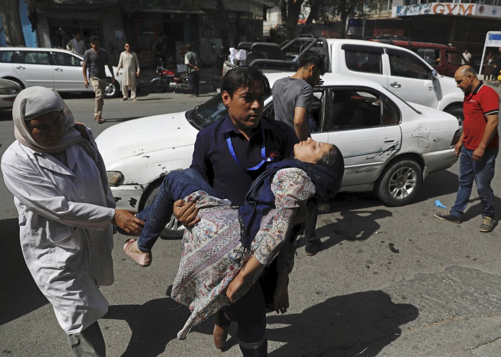 Nejkrvavější měsíc v Afghánistánu; výbuch v Kábulu si vyžádal téměř sto obětí