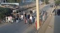 Talibanští vězni jdou ulicí města Kunduz poté, co je talibanci propustili