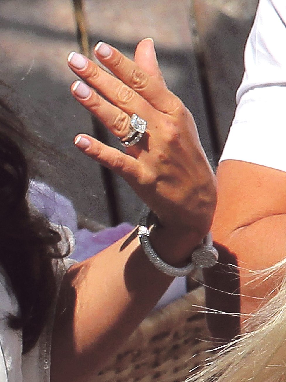 Obří prsten na ruce okradené Tamary