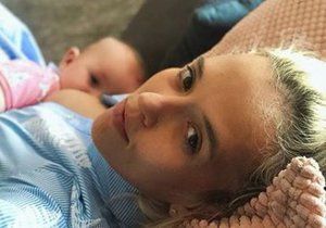 Tamara Klusová se zastává kojících žen na veřejnosti a přidala archivní fotku ze srpna, kdy kojila svou nejmladší dceru Jenovéfu.