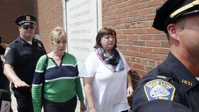 Policie eskortuje Liz Norden, matku dvou dětí, které přišly při atentátu o končetinu