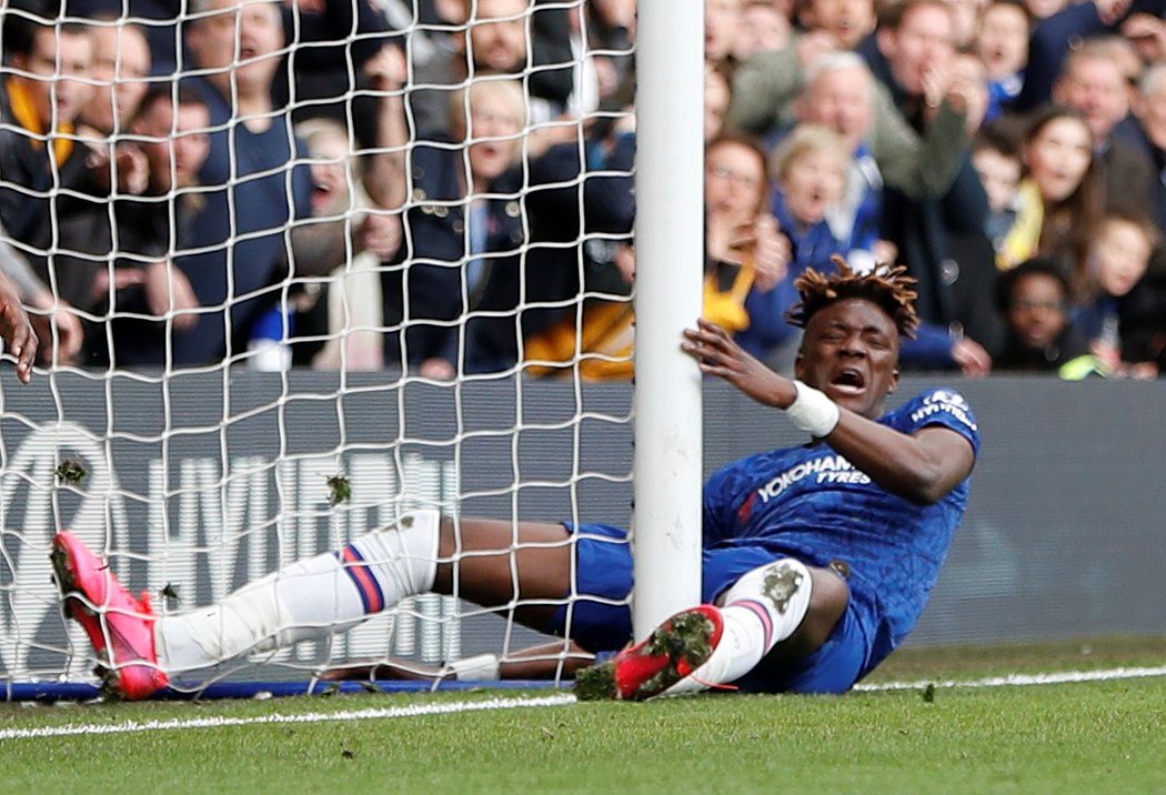 Tammy Abraham v nepříjemné pozici v zápase Chelsea proti Tottenhamu