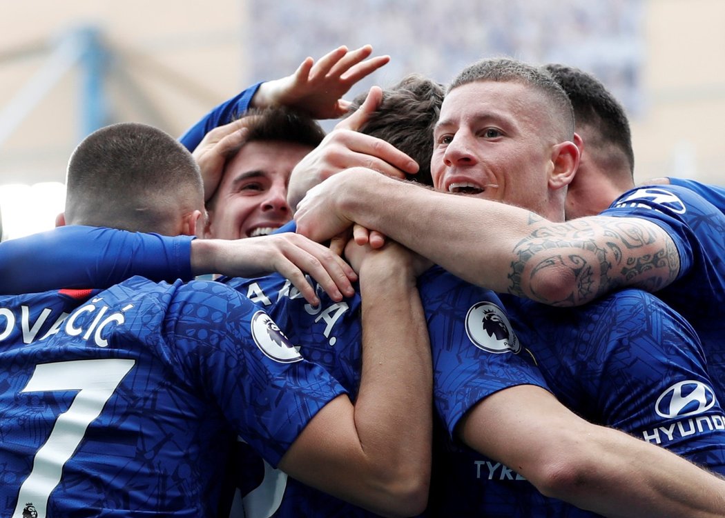 Fotbalisté Chelsea se radují z gólu v zápase proti Tottenhamu
