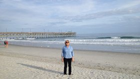 Tammy Perreault (†63) se slunila na pláži v Jižní Karolíně, když se zvedl vítr a tyč slunečníku se jí zabodla do hrudi!