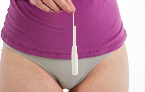 Obchod chtěl „značkovat“ menstruující prodavačky. S visačkami tvrdě narazil