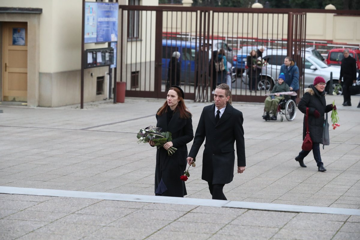 Pohřeb Táni Fischerové: Pirát Ivan Bartoš s manželkou Lydií Frankou (8.1.2020)