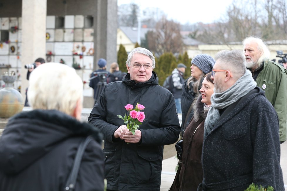 Vlastimil Harapes na pohřbu Táni Fischerové ve strašnickém krematoriu