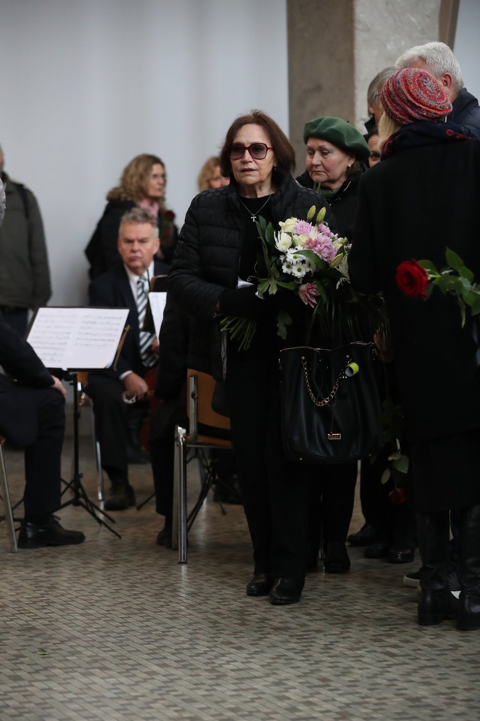 Marta Kubišová na pohřbu Táni Fischerové