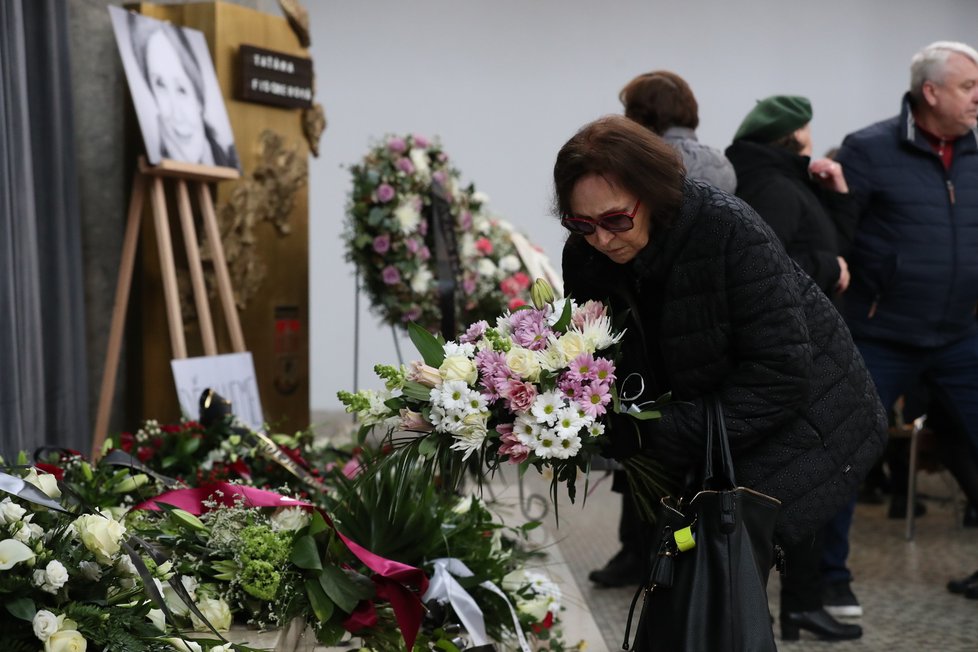 Marta Kubišová na pohřbu Táni Fischerové