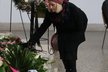 Olga Sommerová pokládá květiny věnované zesnulé herečce Táně Fischerové