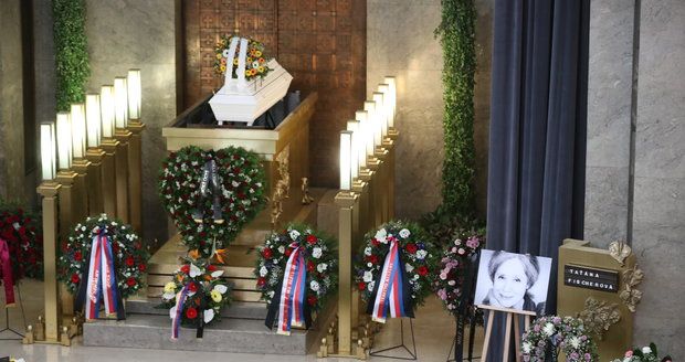 Smuteční oltář na pohřbu Táni Fischerové