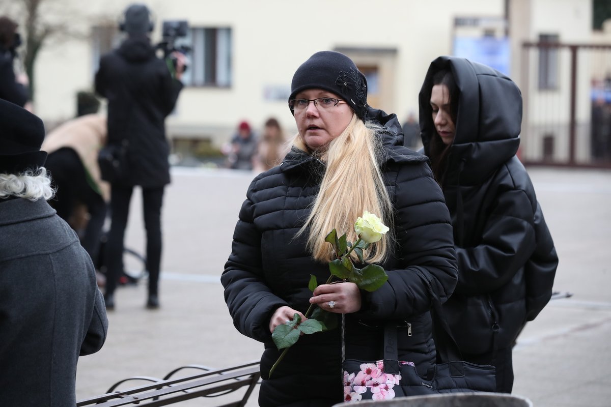 Poslední rozloučení s herečkou a političkou Táňou Fischerovou (†72): Ke strašnickému krematoriu přicházejí první lidé