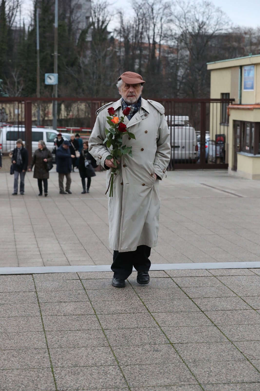 I po 11. hodině přicházeli další smuteční hosté