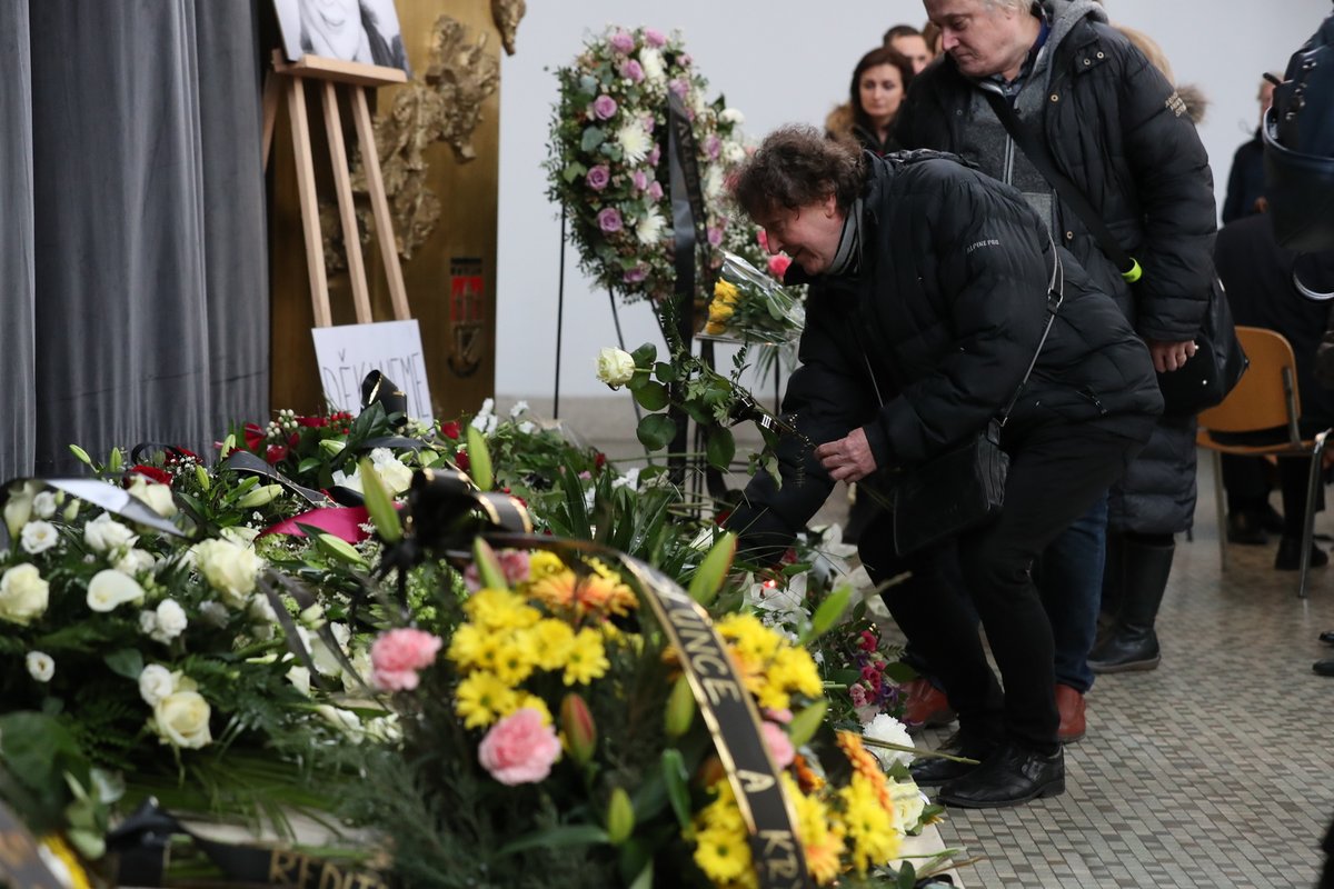 Obřadní síň se zaplnila nejen lidmi, ale i nespočetným množstvím květin a věnců