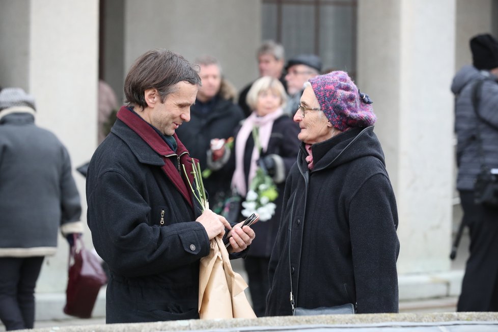 Poslední rozloučení s herečkou a političkou Táňou Fischerovou (†72): Ke strašnickému krematoriu přicházejí první lidé.