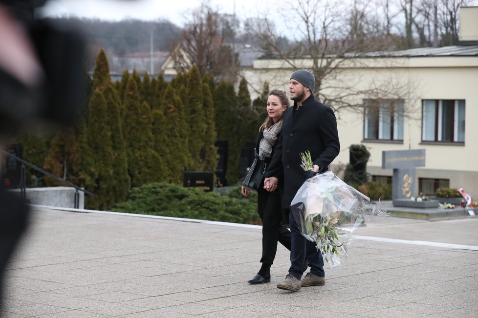 Poslední rozloučení s herečkou a političkou Táňou Fischerovou (†72): Ke strašnickému krematoriu přicházejí první lidé.