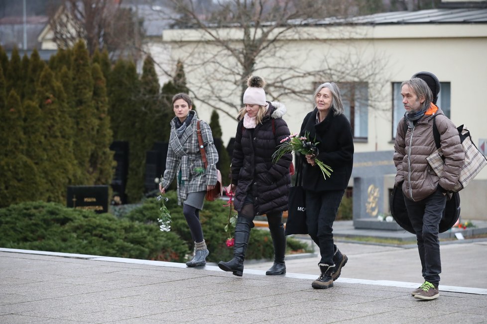 Poslední rozloučení s herečkou a političkou Táňou Fischerovou (†72): Ke strašnickému krematoriu přicházejí první lidé.