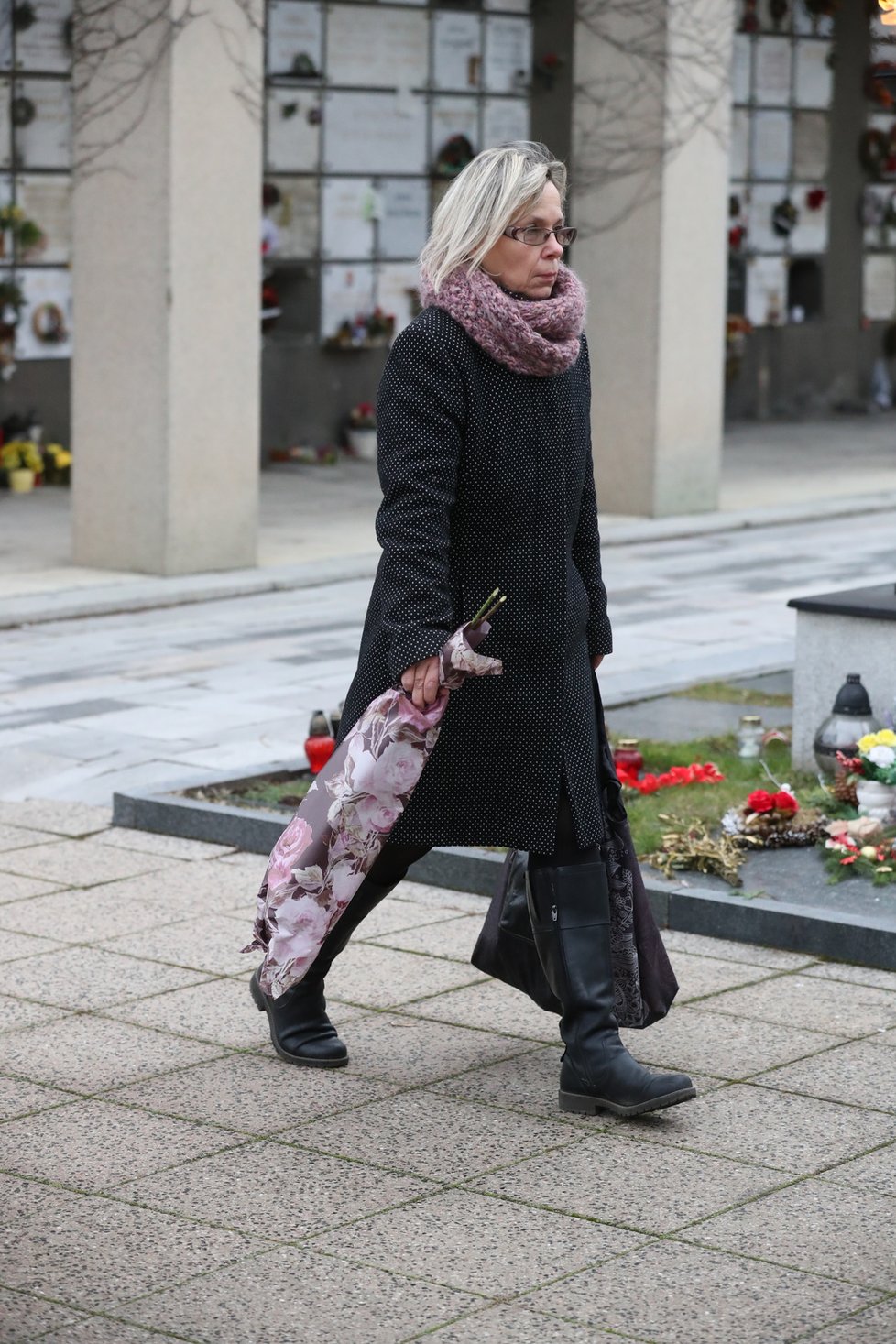 Lidé nosí květiny na poslední rozloučení s herečkou Táňou Fischerovou