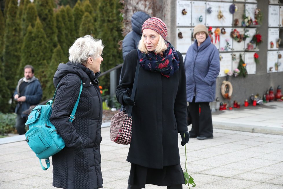 Na poslední rozloučení s Táňou Fischerovou přišlo mnoho kolegů z řad herců i politiků.