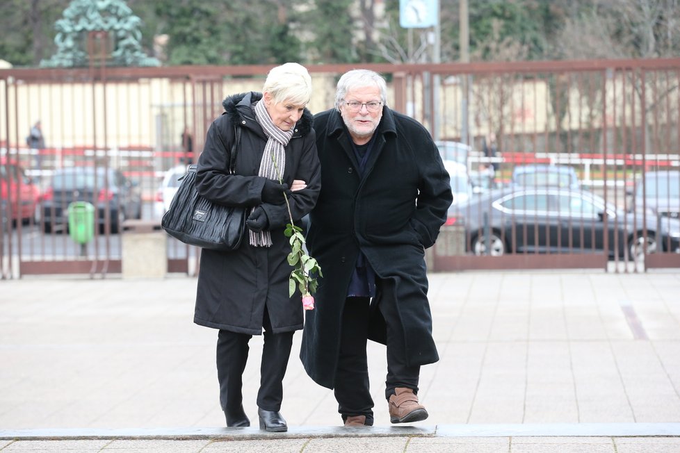 Herec Jan Kačer na pohřbu Táni Fischerové