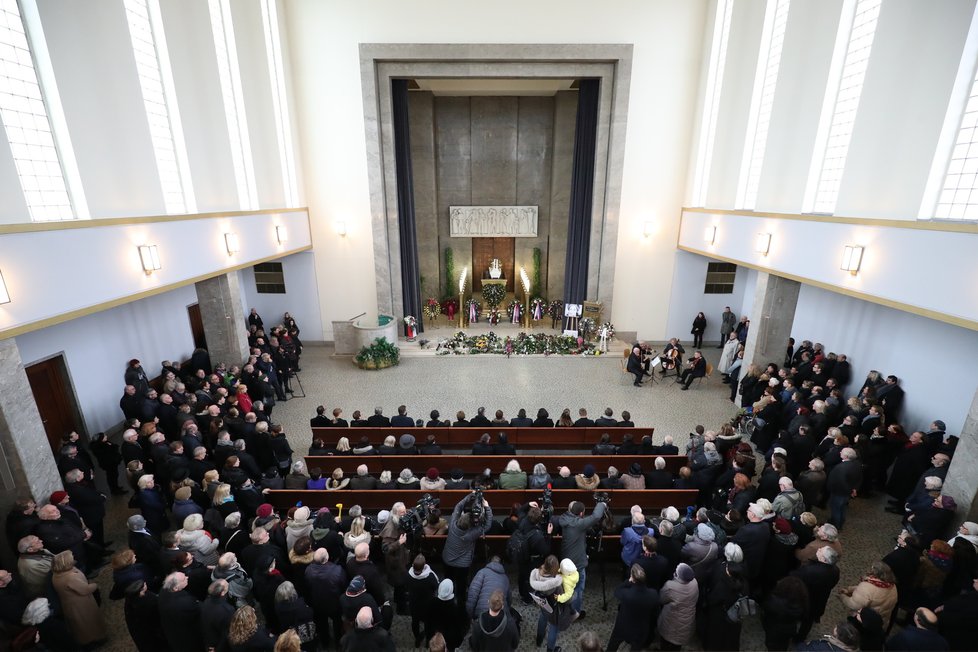 Obřadní síň strašnického krematoria zaplnili smuteční hosté