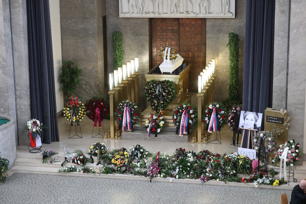 Smuteční oltář na pohřbu Táni Fischerové.